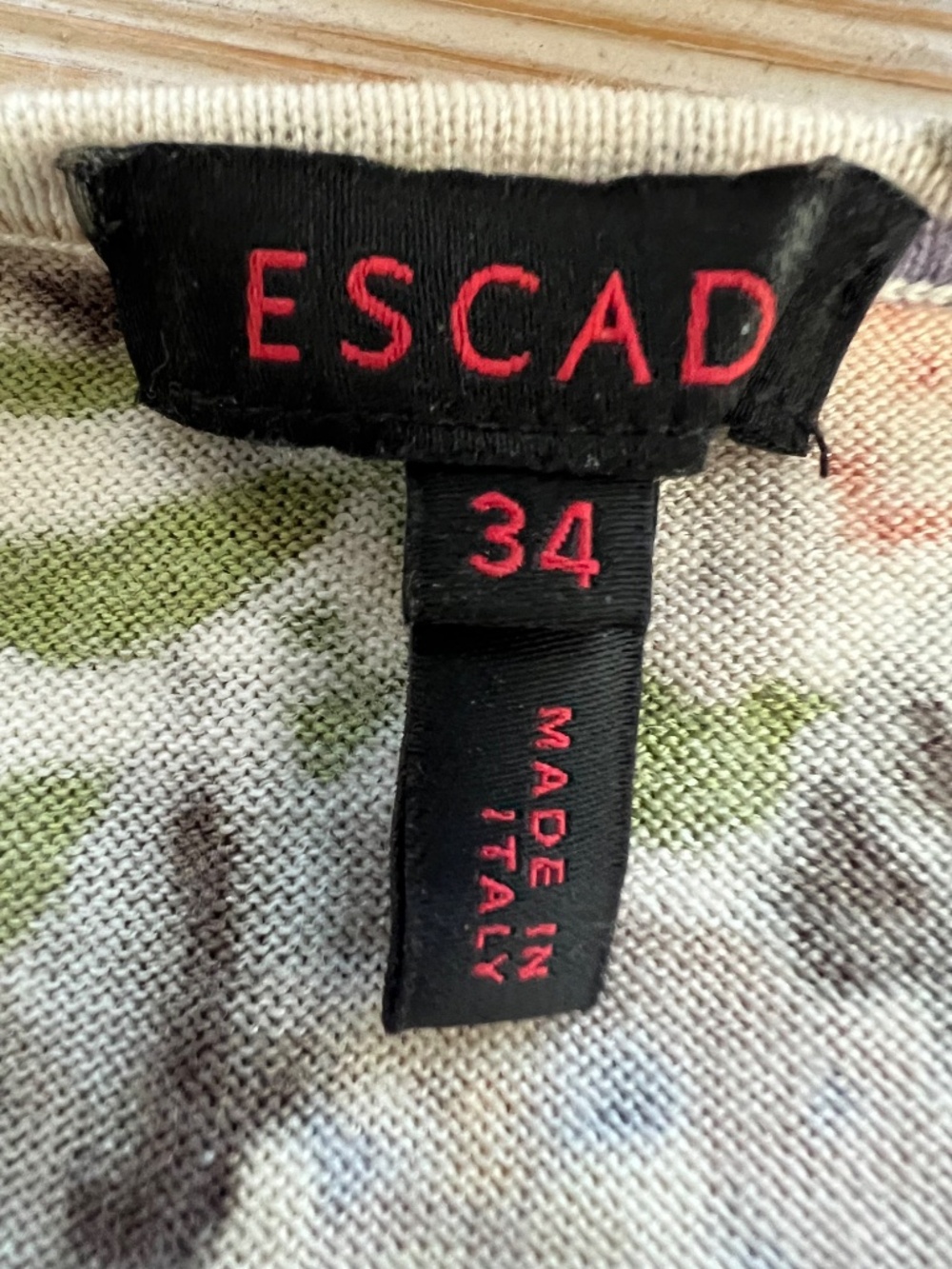 Escada Floral Knit Top. Wool, Silk, cashmere blend.  Size x-small - Picture 7 of 7